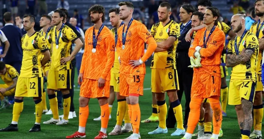 “صورة تثير الدهشة: مشجع وحيد يستقبل إنتر بعد الهزيمة المذلة في نهائي دوري الأبطال!”