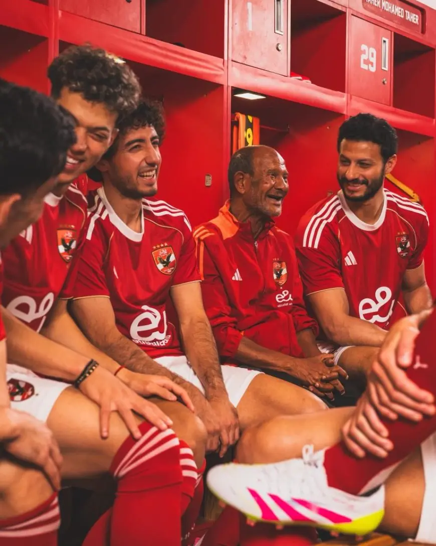 بالصور: عم حارث يكشف عن القميص الجديد للأهلي في كأس العالم للأندية!