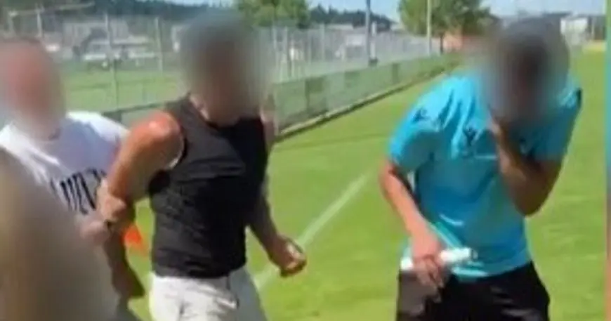 تحول والد لاعب كرة إلى ملاكم ويشتبك بعنف مع الحكم! صور ومقطع فيديو صادم تم تسريبهما الآن!