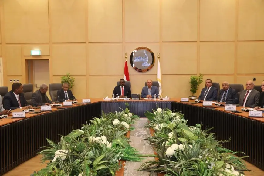 نائب رئيس الوزراء يبحث التعاون في مجالات النقل مع وزير التنمية العمرانية السوداني