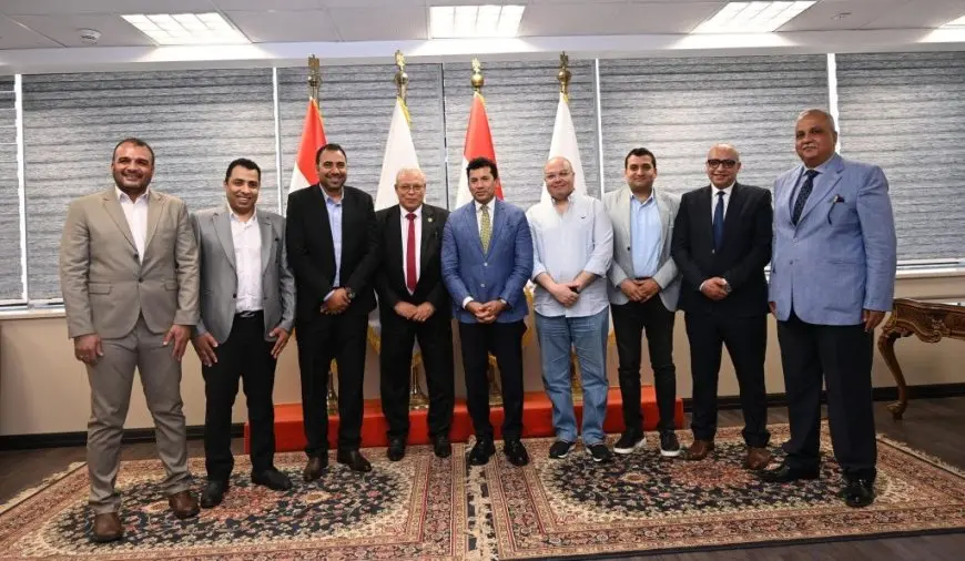 وزير الشباب والرياضة يحضر اجتماعاً مهماً مع مجلس إدارة نادي النصر الرياضي!