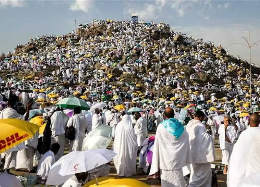اكتشف كيف أدى حجاج بيت الله ركن الحج الأعظم بطقوس مذهلة على جبل عرفات!