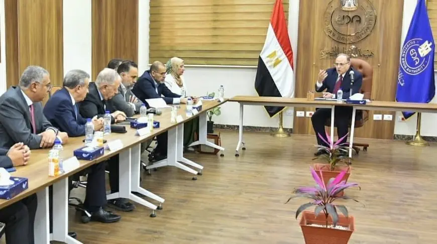 “رئيس هيئة الدواء يُفتح النقاش مع شركات توزيع الأدوية في اجتماع حاسم!”