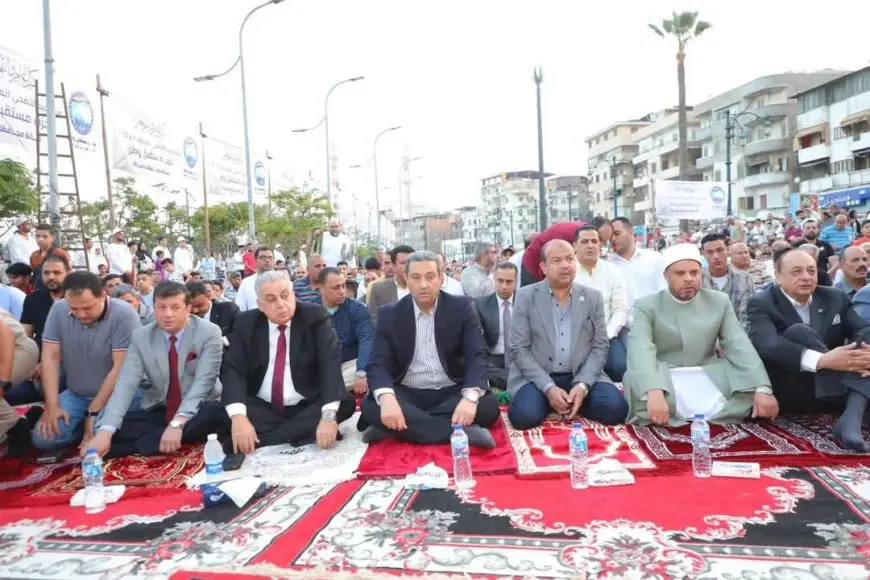 مفاجأة! محافظ دمياط يدير صلاة عيد الأضحى في ساحة ميدان الساعة!
