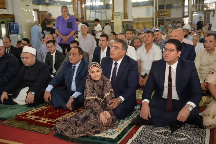 مفاجأة: محافظ الدقهلية يشارك في صلاة عيد الأضحى بالمسجد الكبير في المنصورة!
