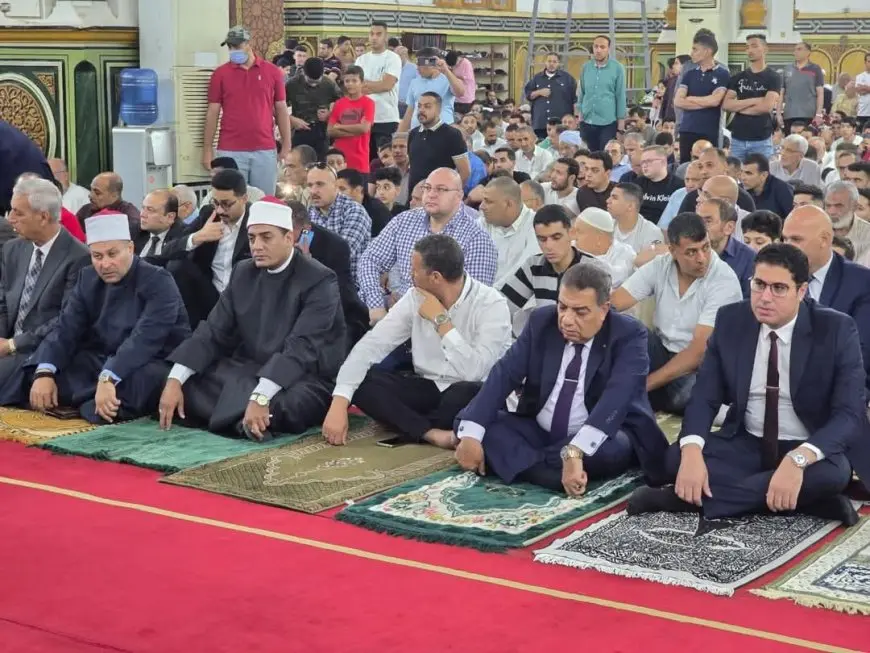 المحافظون ونوابهم يلتقون في صلاة العيد ويثنون على دور الأوقاف في تنظيم الحفلات!