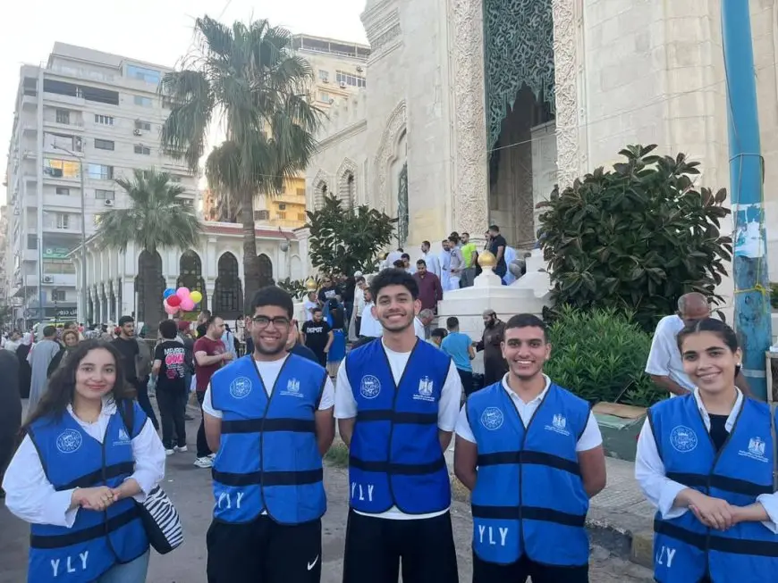 شباب مصر يبهرون المصلين في الشوارع بلمسات إنسانية ساحرة