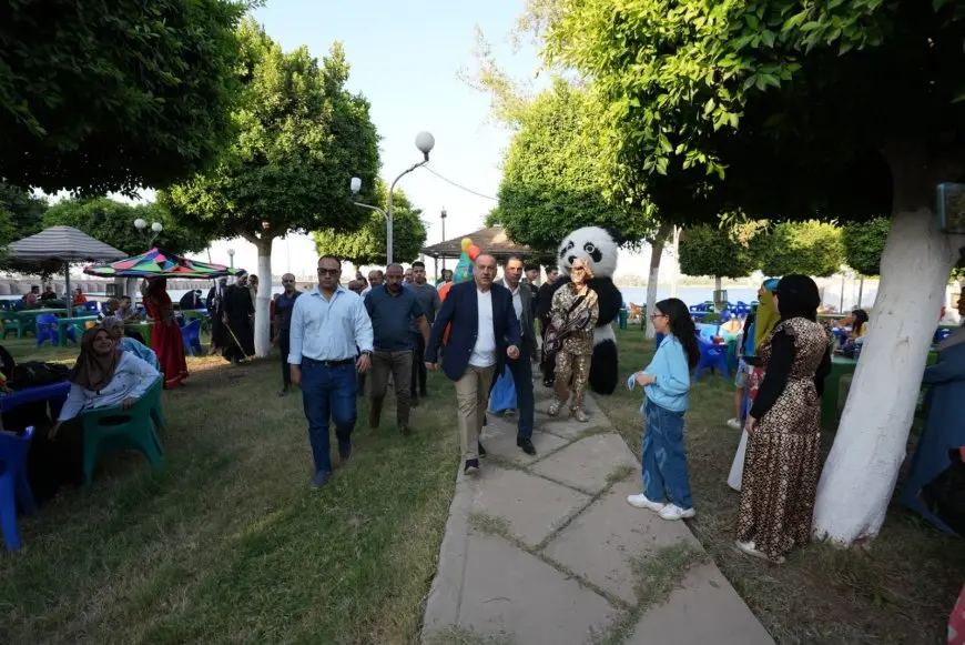 مفاجأة رائعة! محافظ أسيوط يحتفل بالعيد مع السكان في نادي العاملين