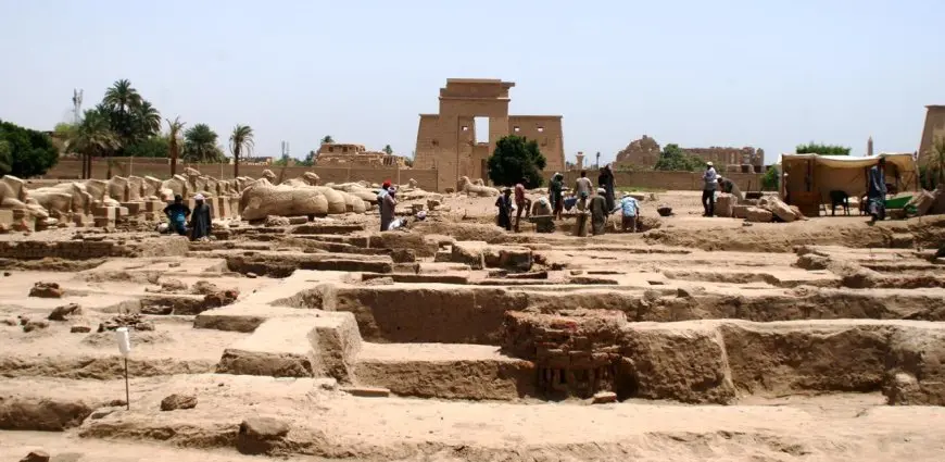 الأمين العام للأثار يزور موقعًا أثريًا هامًا في الجنوب!