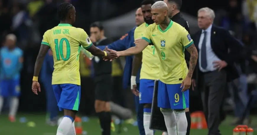 فينيسيوس يصاب مع المنتخب البرازيلي ويثير تساؤلات حول مشاركته أمام الهلال!