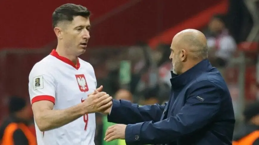 “صدمة في عالم كرة القدم: استقالة مدرب منتخب بولندا بسبب خلاف مع نجم بايرن ميونيخ!”