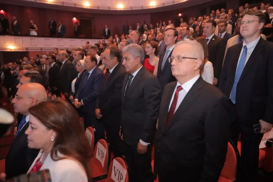 نائب رئيس الوزراء يشارك في احتفال روسيا بعيدها الوطني.. وزير الآثار يفاجئ الحضور!