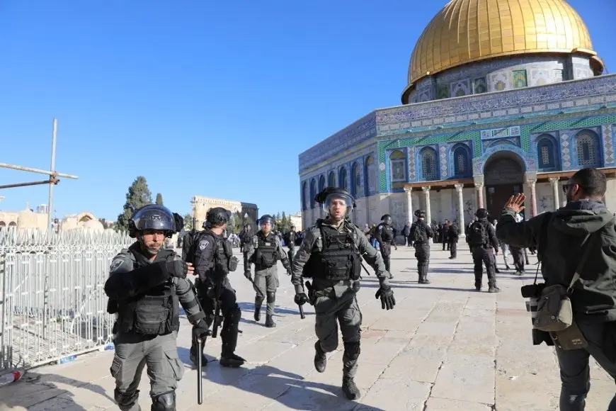 قوات الاحتلال تطرد المصلين وتغلق أبواب المسجد الأقصى!