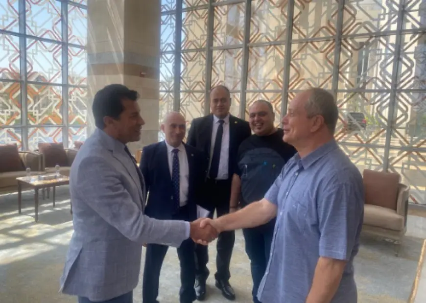 بالصور: لقاء مثير بين وزير الرياضة ورئيس اتحاد رفع الأثقال!