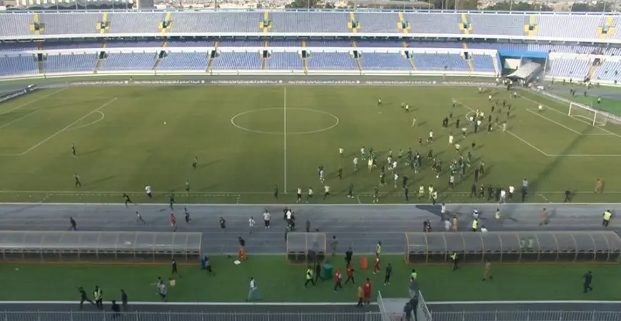 جماهير أهلي طرابلس تشن هجوماً على لاعبي الاتحاد الليبي! صور الاعتداء ومحاولة الاعتداء على كهربا