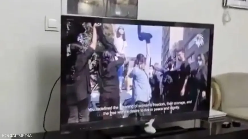 “سرقة عُمل ساخر: قراصنة إسرائيليون يخترقون البث التلفزيوني الإيراني ويحثون على التظاهر!”