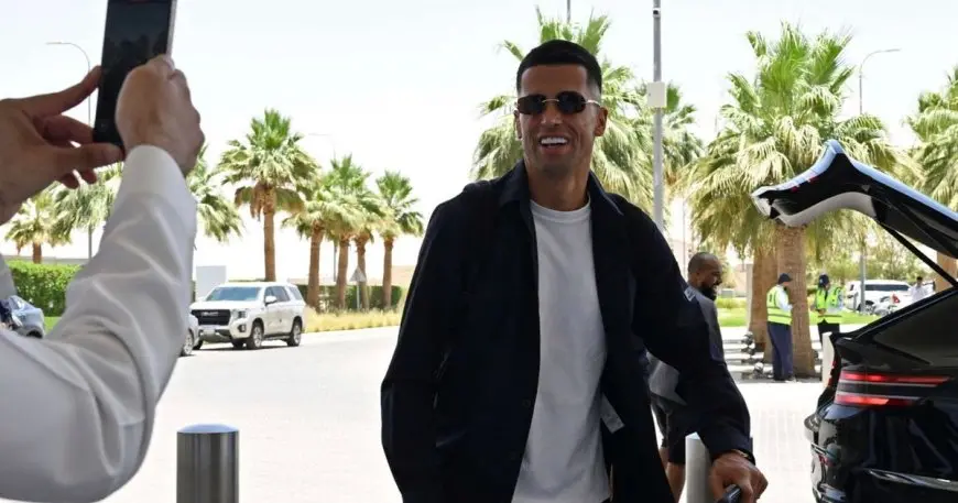 “صاحب البالون الذهبي يفتح قلبه: اكتشف لماذا كانسيلو مشجع لبرشلونة!”