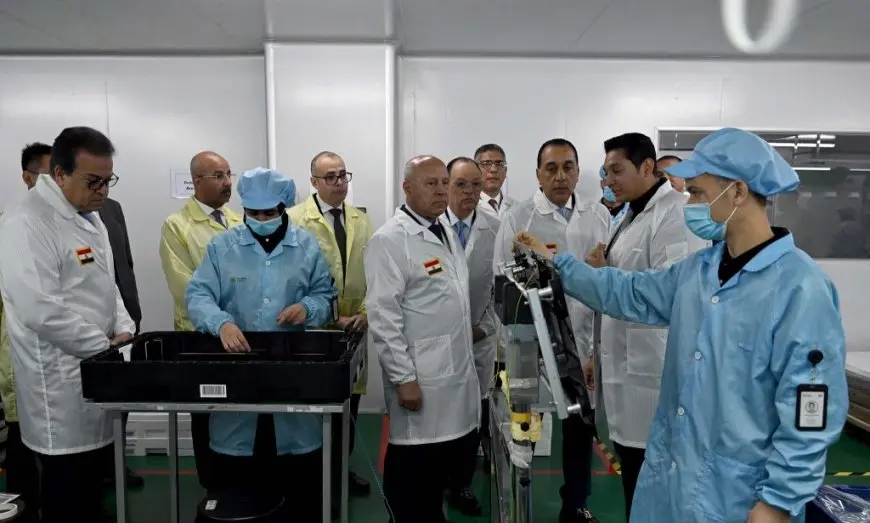 مدبولي يزور مصنعًا لشاشات التليفزيون ويكشف أسرار خط إنتاج الراوتر في «صافي جروب»!