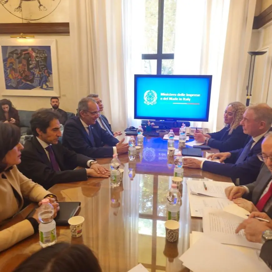 وزير الاتصالات يتفاوض مع نظيره الإيطالي لدفع تقنية الذكاء الاصطناعي إلى مستويات جديدة