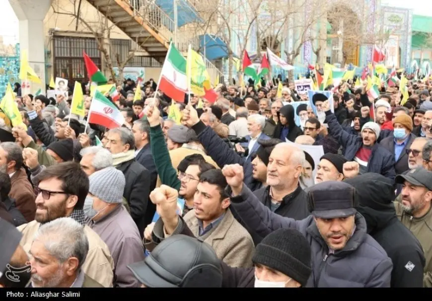 “هتافات وصرخات في شوارع إيران بعد الصلاة تدين الهجوم الإسرائيلي.. ماذا حدث؟!”