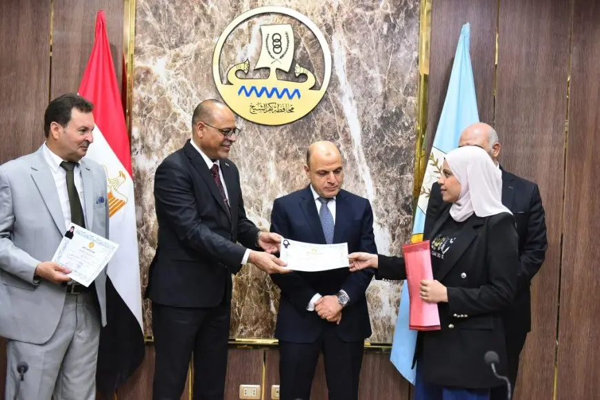 وفيديو: وزير العمل ومحافظ كفر الشيخ يسلمان عقود عمل لأبطال ذوي الهمم!