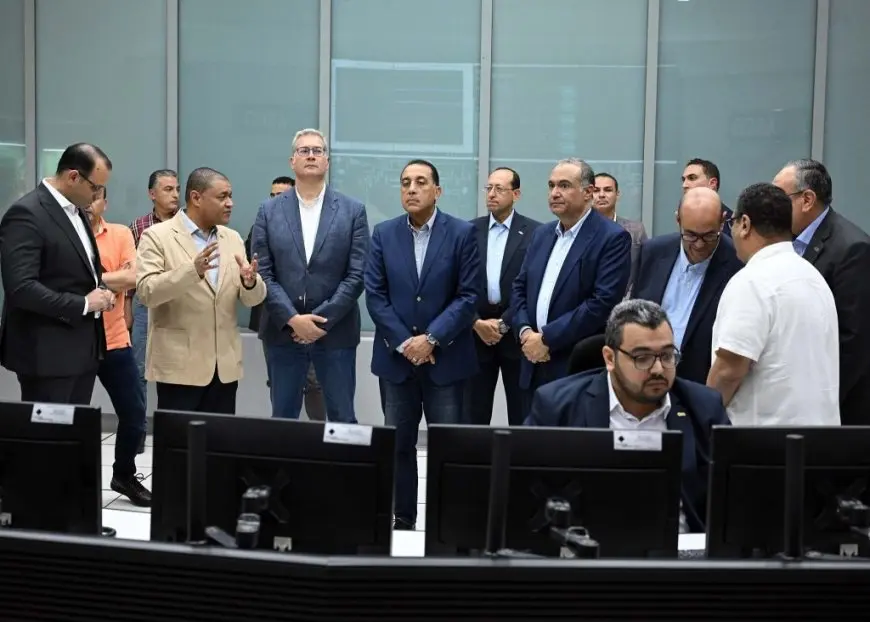 رئيس الوزراء يفاجئ الجميع بجولة مثيرة في مركز التحكم الخاص بالغاز الطبيعي!