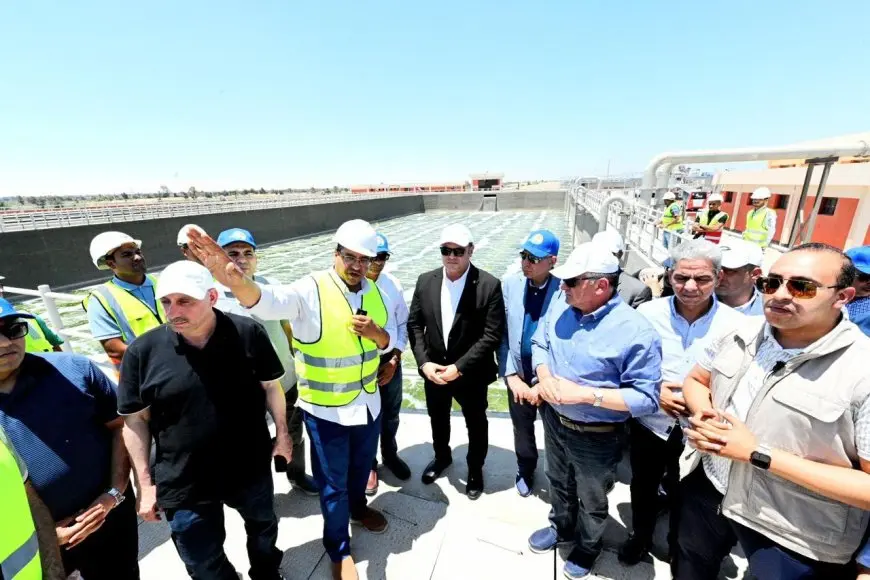 وزير الإسكان ومحافظ المنيا يزوران محطة تنقية مياه الصرف الصحي بمغاغة – لن تصدق ما حدث بعد ذلك!