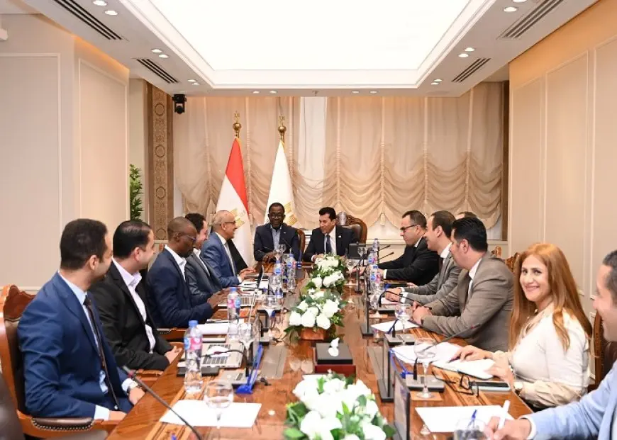 وزير الرياضة يحاور الأمين العام للكاف حول نقل مقر الاتحاد الإفريقي في لقاء ناري