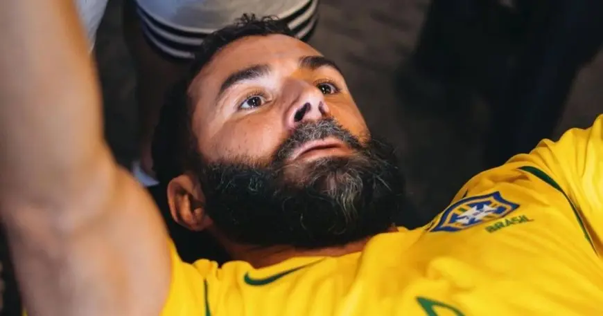 بالصور: بنزيما يتدرّب بقميص نجمه المفضل ويستحضر ذكريات كأس العالم!