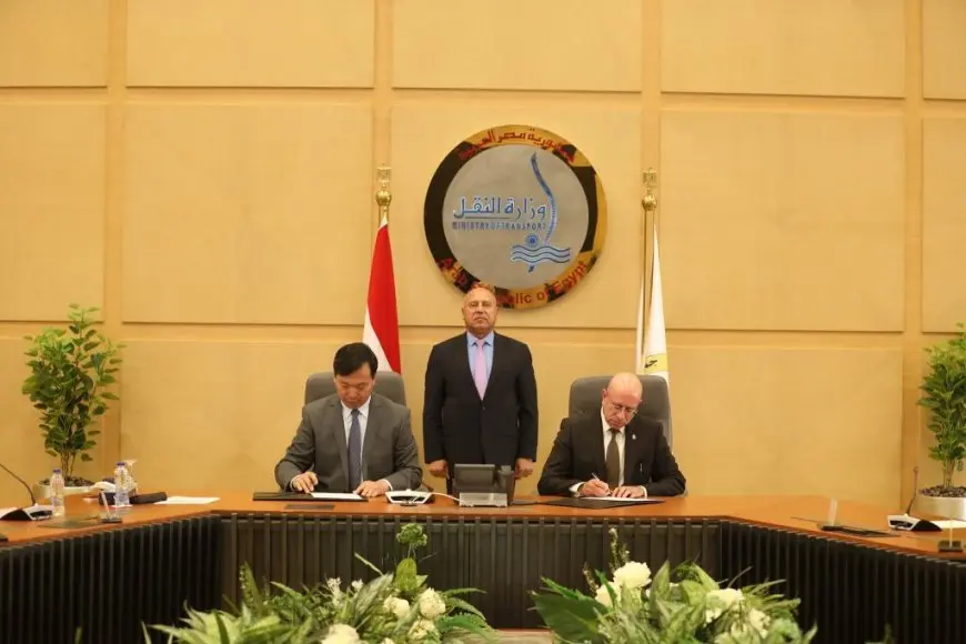 وزير الصناعة يعلن عن تحديث سفن الصب الجاف ببناء سفينتين عملاقتين جديدتين