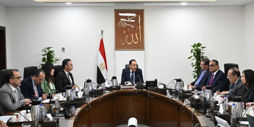 رئيس الوزراء يفتح باب الحوار حول صناعة السكر: تعرف على التحديات والفرص!