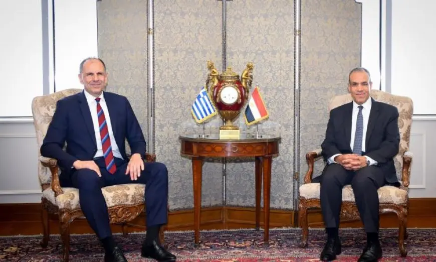 وزير الخارجية يبحث مع نظيره اليوناني مستجدات العلاقات الثنائية وتطورات المنطقة