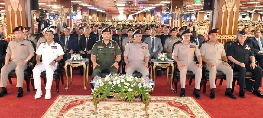 رئيس الأركان يحتفل بتخرج دورات جديدة من مشاركي الأكاديمية العسكرية!