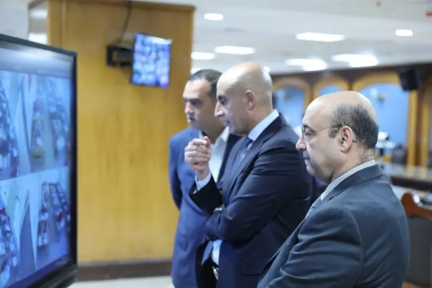 وفيديو: وزير التعليم يراقب امتحاني الفيزياء والتاريخ عبر كاميرات المراقبة!