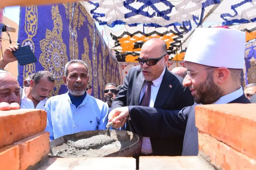 وزيرا الأوقاف والعمل يفتتحان مشروع مسجد ضخم في رأس غارب!