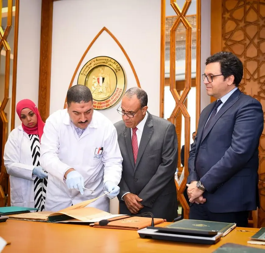وزير الخارجية يكشف عن خطته لتعزيز التعاون مع دار الكتب والوثائق القومية في ترميم المعاهدات الدولية – اكتشف الأسرار والتفاصيل!
