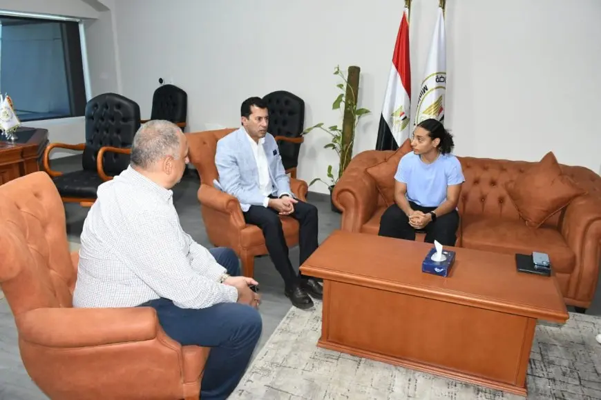 فضيحة: وزير الرياضة يلتقي بنجمة الإسكواش كنزي أيمن! تعرف على تفاصيل الاجتماع الساخن