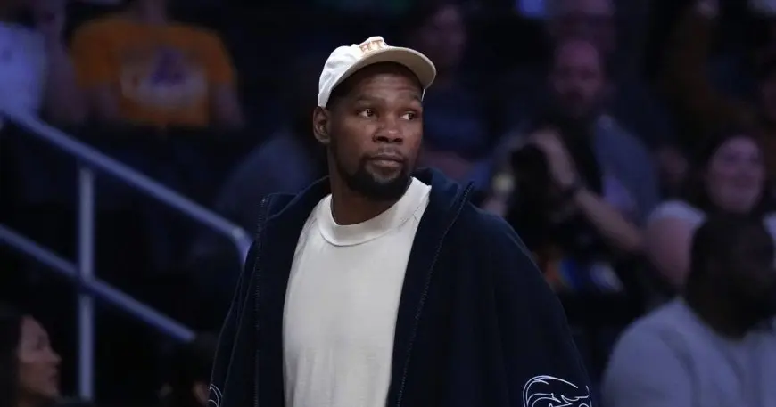“صفقة تبادل تاريخية: روكتس يجلب كيفن دورانت بأضخم صفقة في تاريخ الـ NBA!”