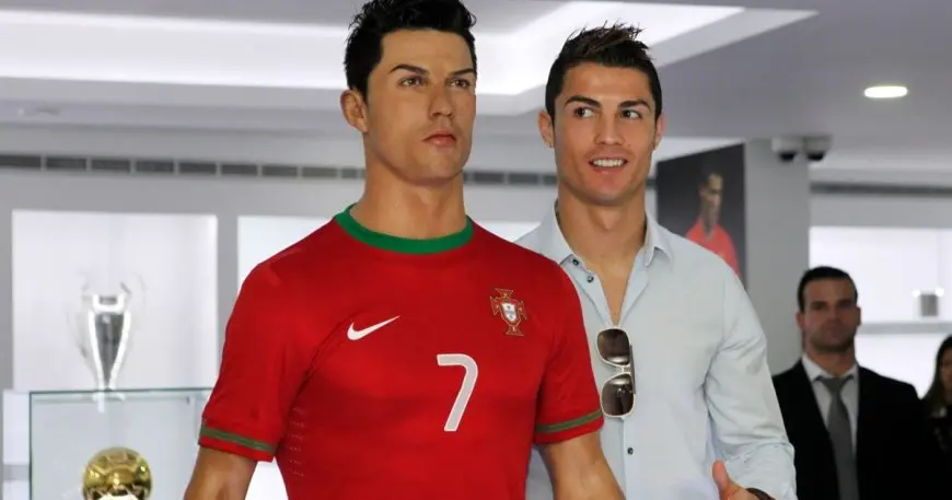 بالصور: كريستيانو رونالدو يفتتح أول متحف له في آسيا مع تواجد شقيقه!