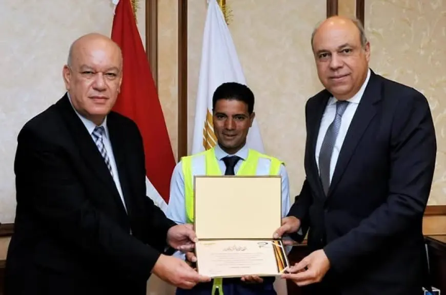 الوزير يمنح موظفا في مطار القاهرة تكريمًا استثنائيًا، اكتشف ما الذي فعله!
