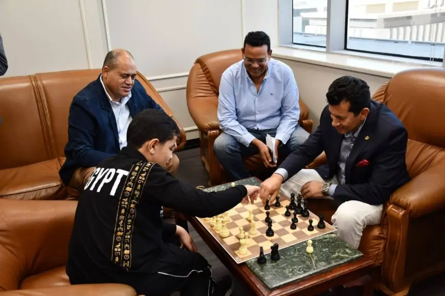 وزير الرياضة يُفتخر بلقاء بطل العالم في الشطرنج عبدالرحمن سامح!