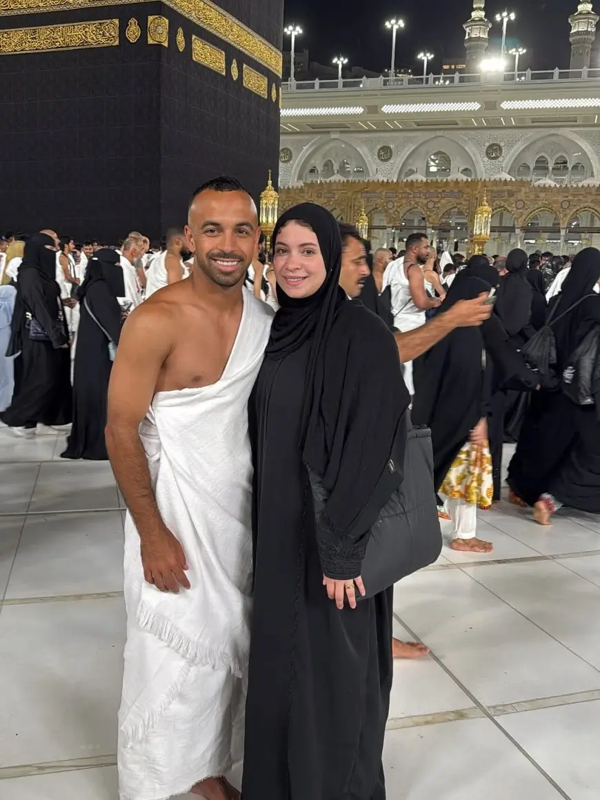 أمام قبلة المسلمين.. شاهد كيف قام أفشة بأداء العمرة برفقة زوجته!