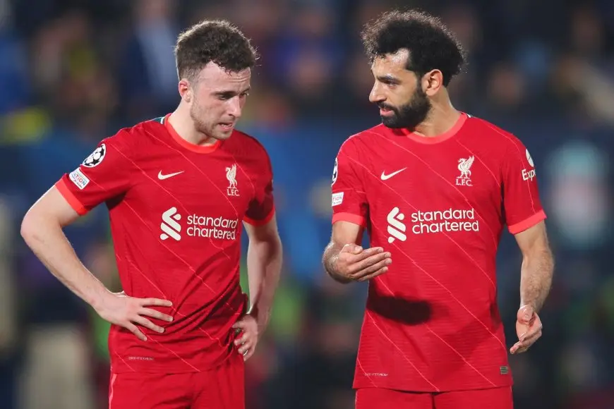 محمد صلاح ولاعبو ليفربول يُدهشون الجميع بمفاجأة عائلة جوتا في مباراة ملعب الأنفيلد!