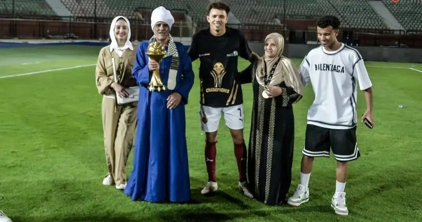 “صدمة في عالم كرة القدم: تصريحات مفاجئة من مدرب منتخب مصر السابق بسبب الجلابية! شاهد الفيديو الصادم”