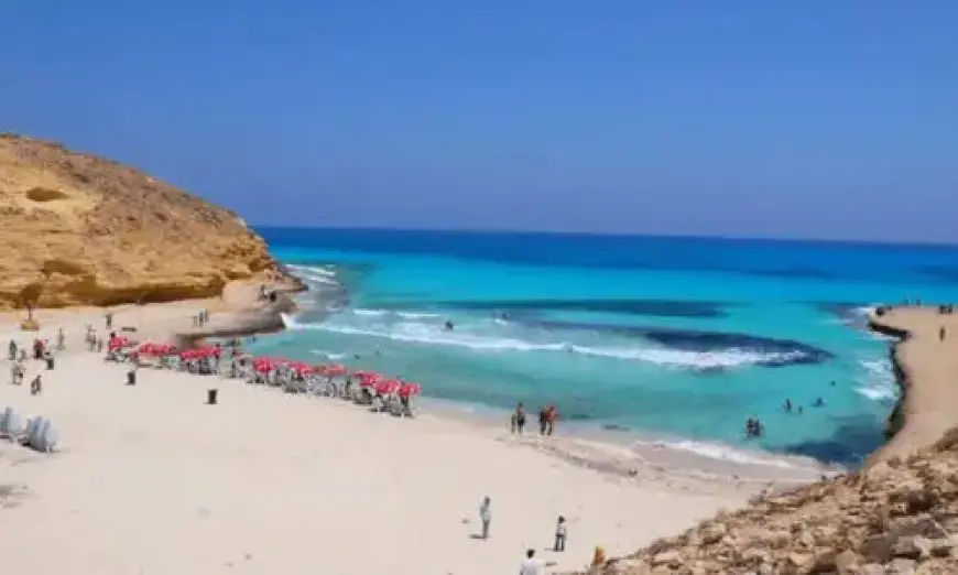 بالصور والتفاصيل: شواطئ مرسى مطروح تستعيد رونقها مع زيادة الإقبال السياحي