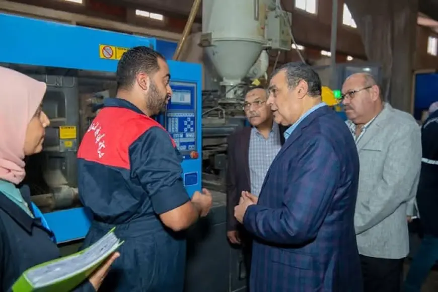 بالصور: وزير الدولة للإنتاج الحربي يزور مصنع 10 الحربي في شركة أبي قير للصناعات الهندسية