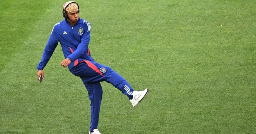 صورة مدهشة: يامال يجدّد عقده ويحمل الرقم 10 بحضور جدته اليوم!