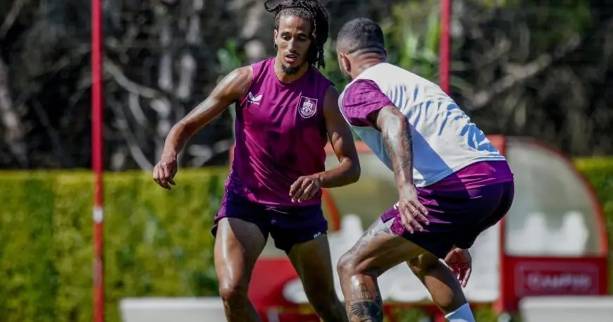 تصرف مثير للجدل: لاعب تونسي يُهين ووكر في تدريبات نادي بيرنلي