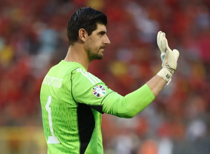 “عملاق كرة القدم يُعزز صفوفه! ريال مدريد يُجدد عقد حارس مرماه حتى 2027 بدون شروط إضافية”