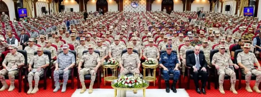 وزير الدفاع والإنتاج الحربي يجتمع مع قادة وضباط الجيش في المنطقة المركزية – تفاصيل اللقاء الحصرية!